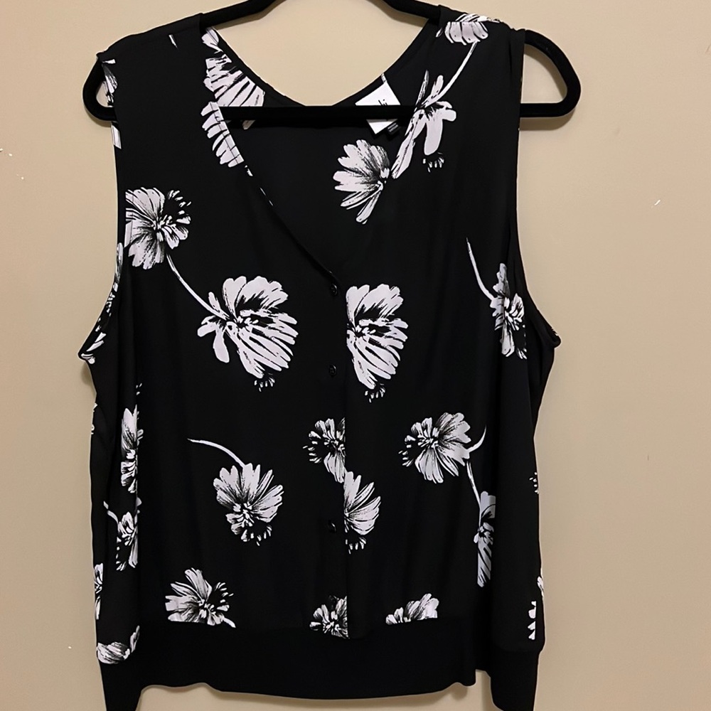 Beautiful cabi blouse. The Knitwit Top. Very comfortable and roomy.